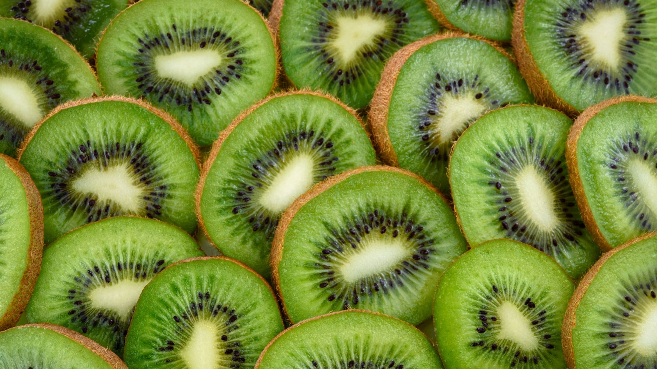 Kiwi: Vitamin C and Fiber